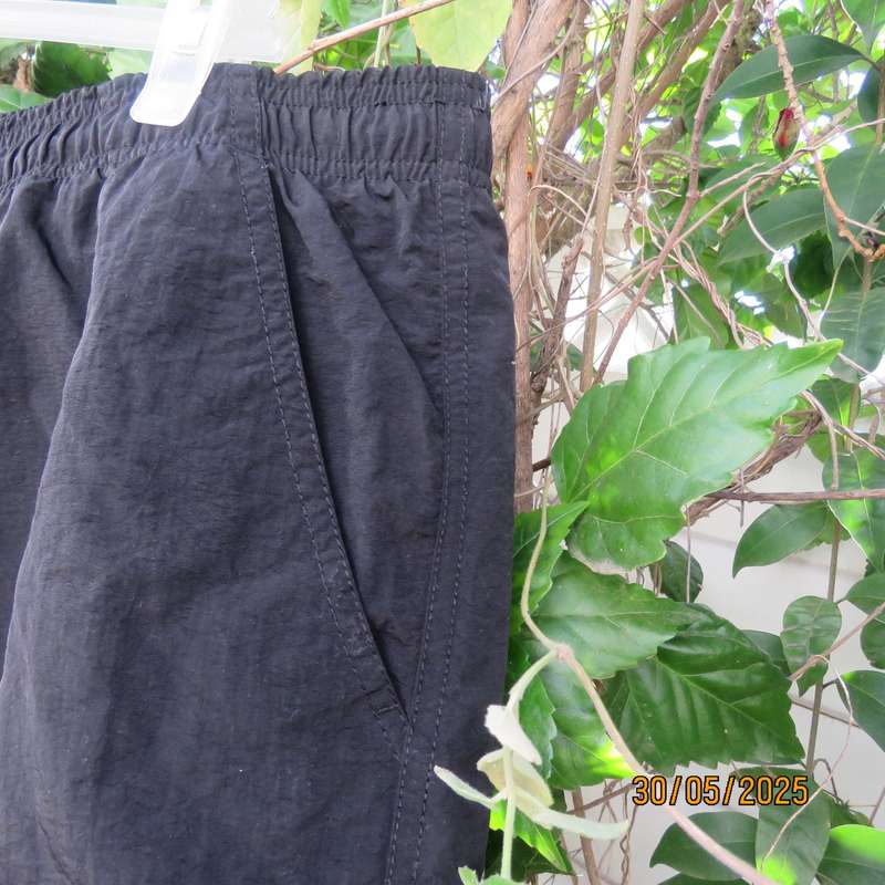 LIZZARD black creased nylon boardshorts size 2XL. Side pockets. Drawstring waist.
