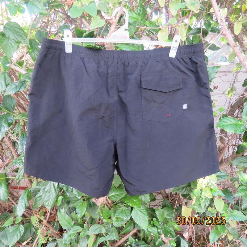 LIZZARD black creased nylon boardshorts size 2XL. Side pockets. Drawstring waist.