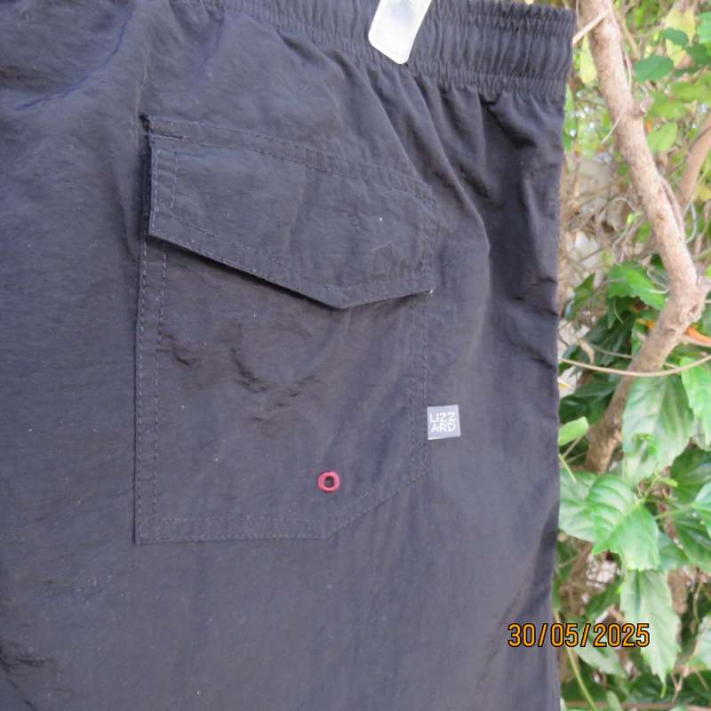 LIZZARD black creased nylon boardshorts size 2XL. Side pockets. Drawstring waist.