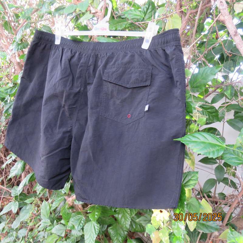 LIZZARD black creased nylon boardshorts size 2XL. Side pockets. Drawstring waist.