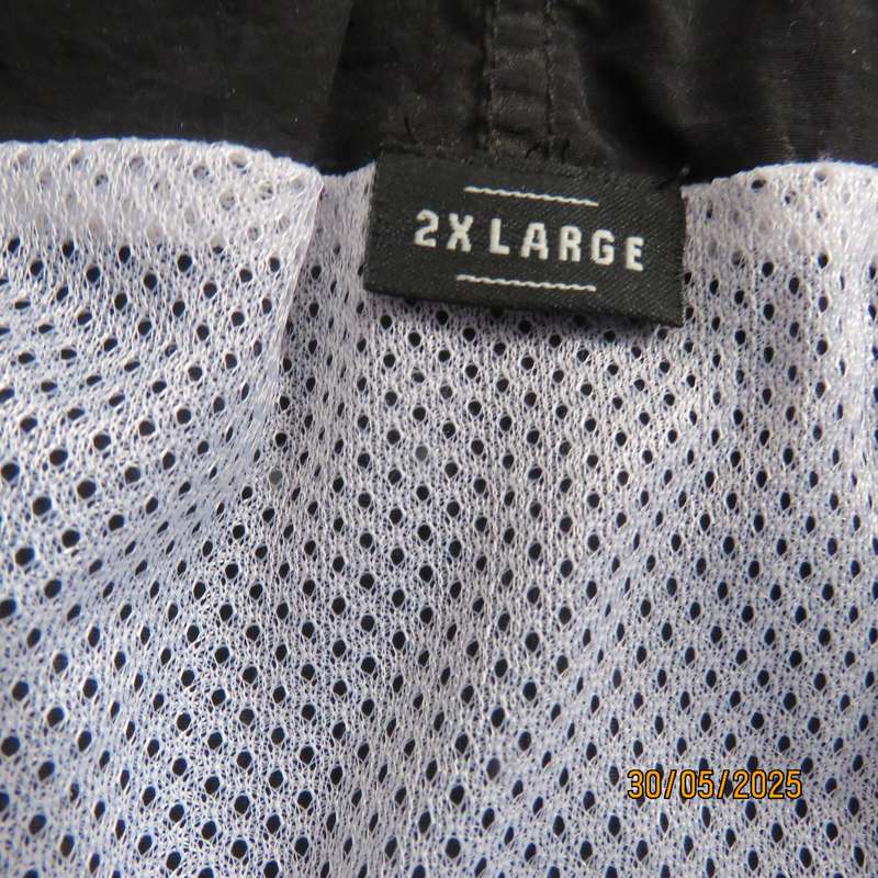 LIZZARD black creased nylon boardshorts size 2XL. Side pockets. Drawstring waist.