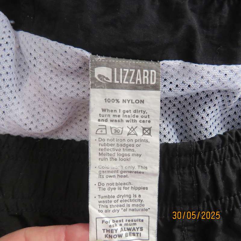 LIZZARD black creased nylon boardshorts size 2XL. Side pockets. Drawstring waist.