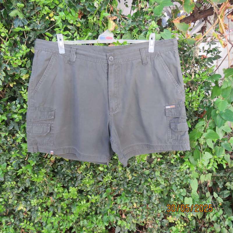 JEEP juniper green heavy cotton shorts size 42. With 4 pockets. As new