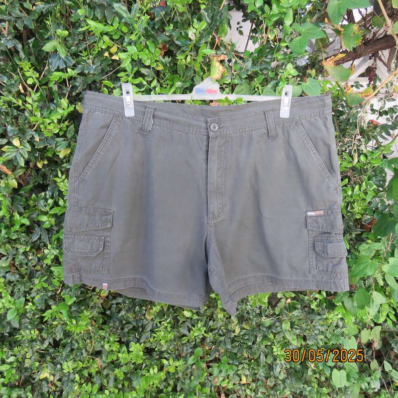 JEEP juniper green heavy cotton shorts size 42. With 4 pockets. As new