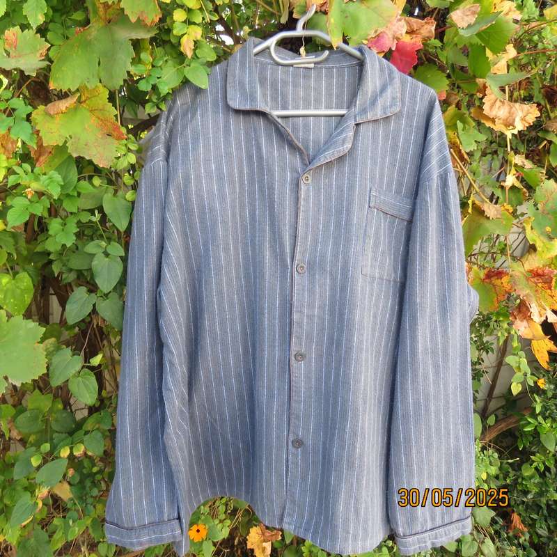 Men's soft warm pajama grey striped top in 100% cotton. By SIGNATURE. XL