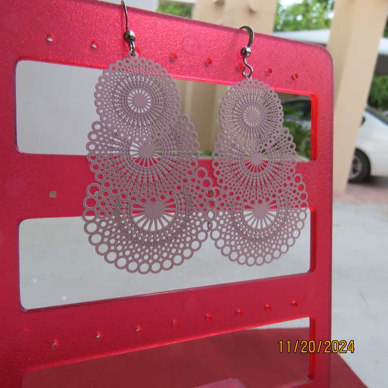 Pair light weight dirty pink earrings-resembles doilies. Length 6cm. New item.