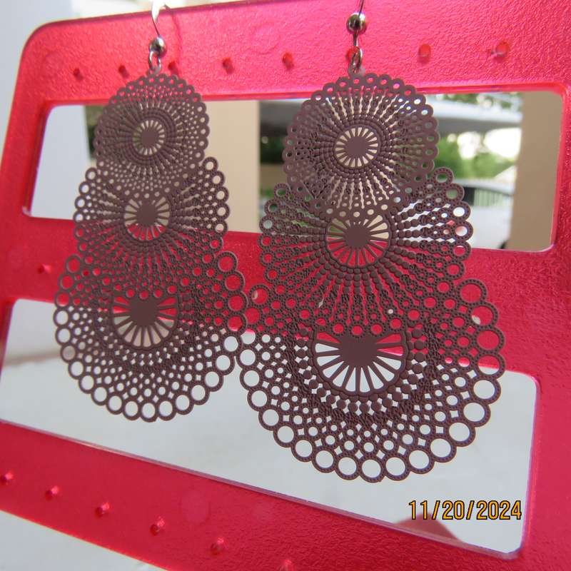 Pair light weight dirty pink earrings-resembles doilies. Length 6cm. New item.