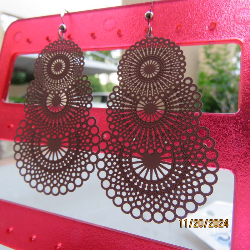 Pair light weight dirty pink earrings-resembles doilies. Length 6cm. New item.