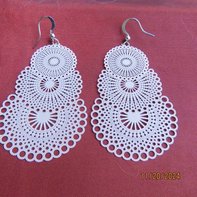 Pair light weight dirty pink earrings-resembles doilies. Length 6cm. New item.