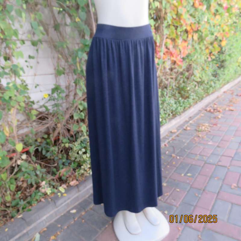 WOOLWORTHS warm ankle length navy poly-rayon stretch skirt size 42. Elasticated waist.