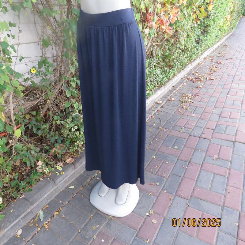 WOOLWORTHS warm ankle length navy poly-rayon stretch skirt size 42. Elasticated waist.