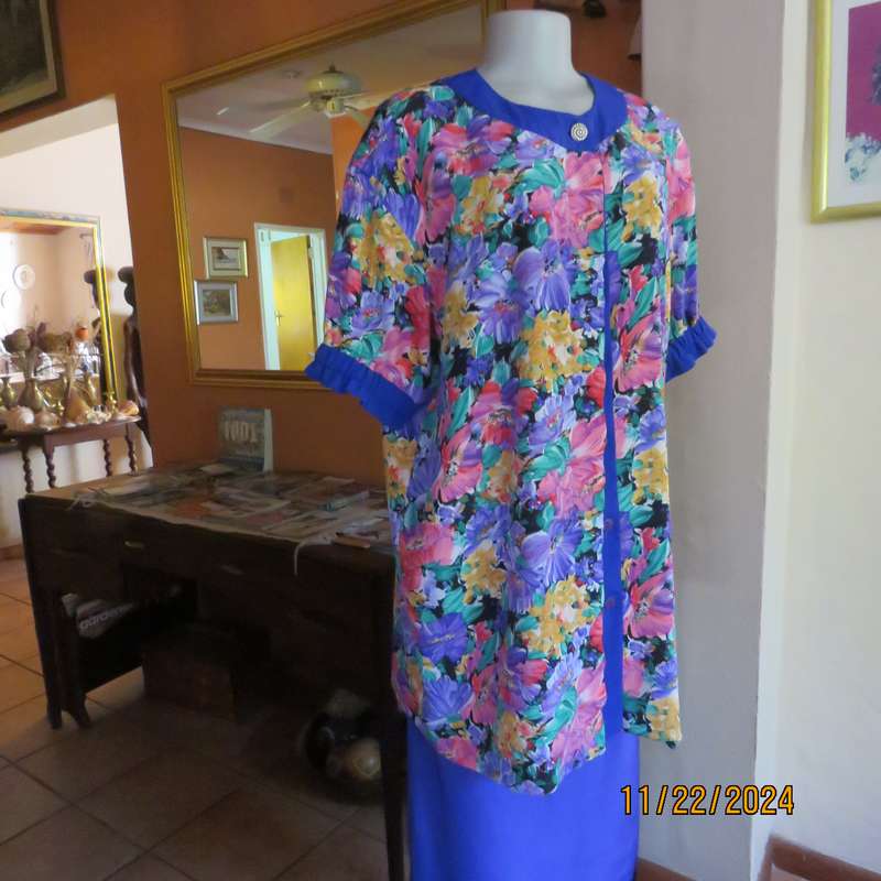 Stunning long floral-royal blue button down short sleeve top in silky polyester.Size 40-42. As new