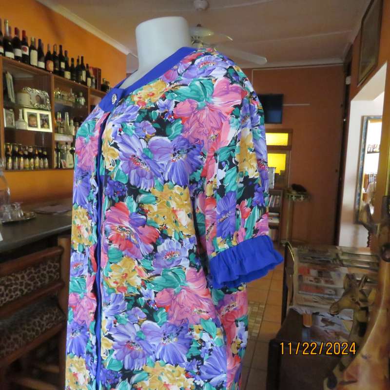 Stunning long floral-royal blue button down short sleeve top in silky polyester.Size 40-42. As new