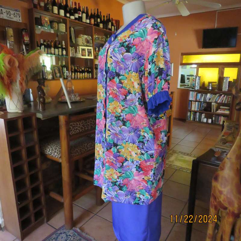 Stunning long floral-royal blue button down short sleeve top in silky polyester.Size 40-42. As new