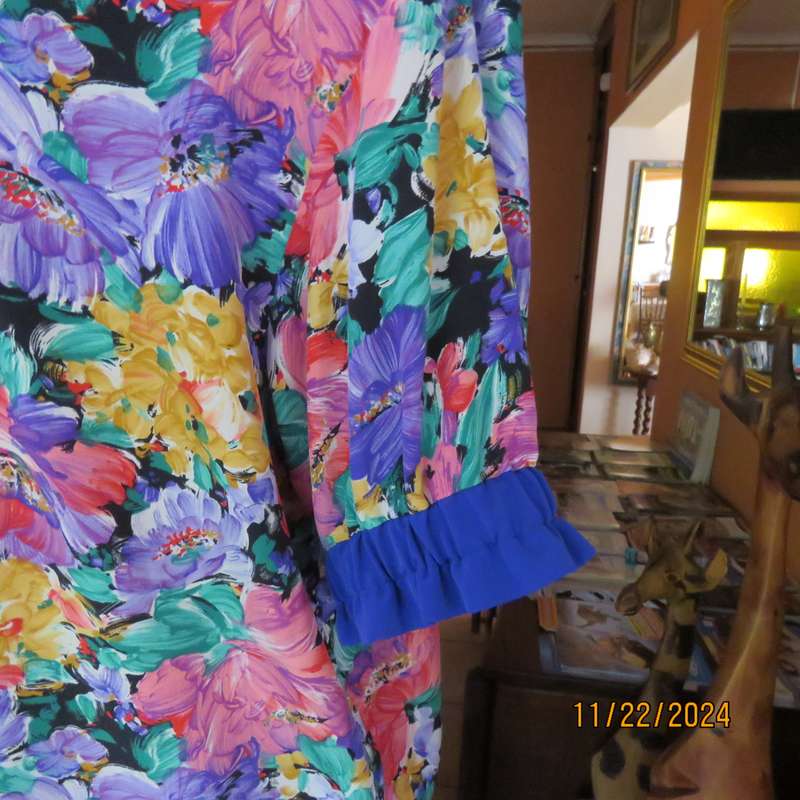 Stunning long floral-royal blue button down short sleeve top in silky polyester.Size 40-42. As new