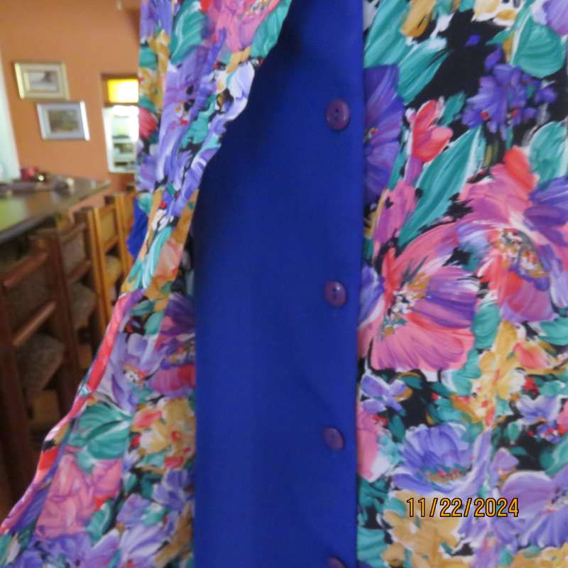 Stunning long floral-royal blue button down short sleeve top in silky polyester.Size 40-42. As new