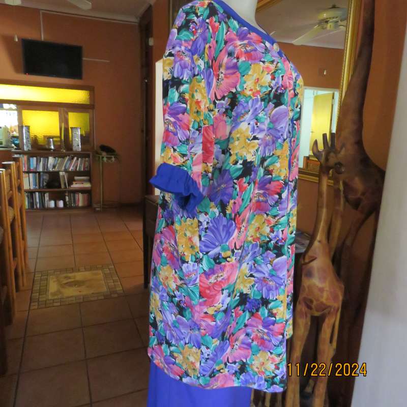 Stunning long floral-royal blue button down short sleeve top in silky polyester.Size 40-42. As new