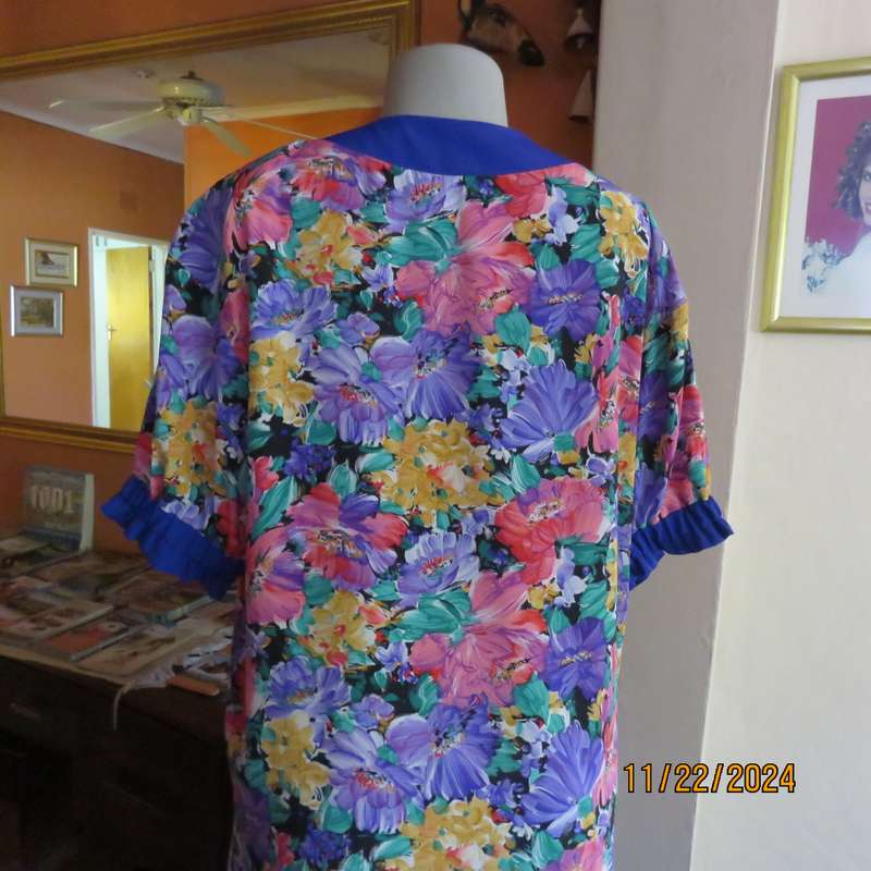 Stunning long floral-royal blue button down short sleeve top in silky polyester.Size 40-42. As new