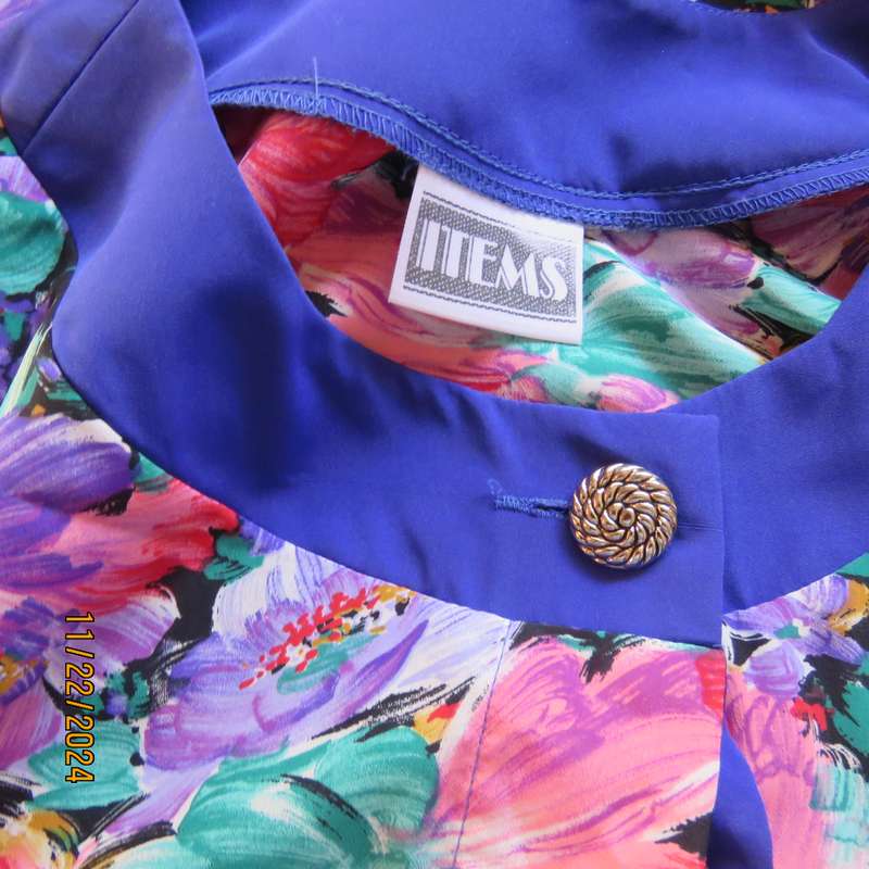 Stunning long floral-royal blue button down short sleeve top in silky polyester.Size 40-42. As new