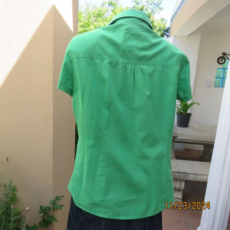 Cool green WOOLWORTHS capped sleeve top. Close with press buttons on front.Size 40. Peter Pan collar