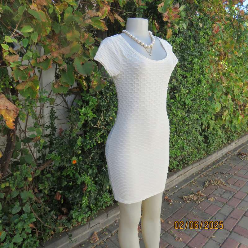 MISS L rich cream bodycon bubble stretch polyester dress. Capped sleeves. Size 34