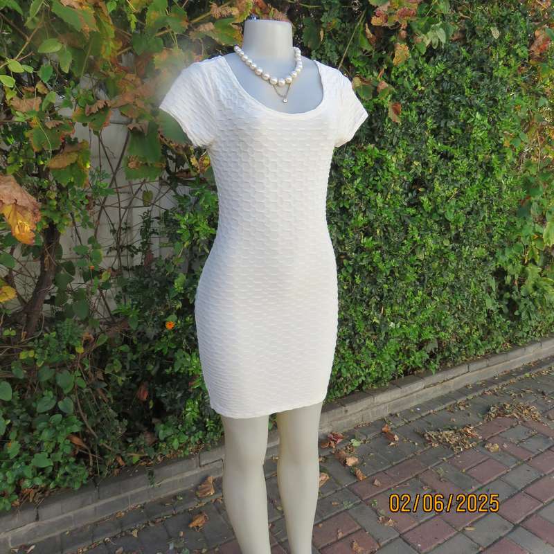MISS L rich cream bodycon bubble stretch polyester dress. Capped sleeves. Size 34