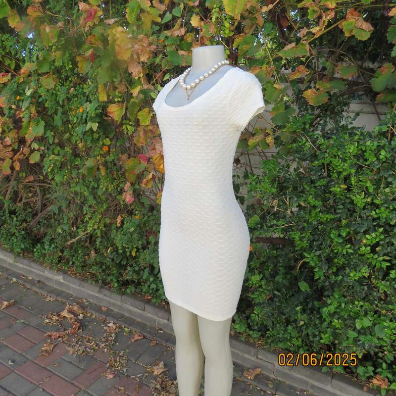 MISS L rich cream bodycon bubble stretch polyester dress. Capped sleeves. Size 34