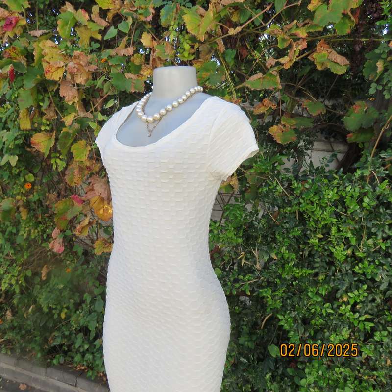 MISS L rich cream bodycon bubble stretch polyester dress. Capped sleeves. Size 34