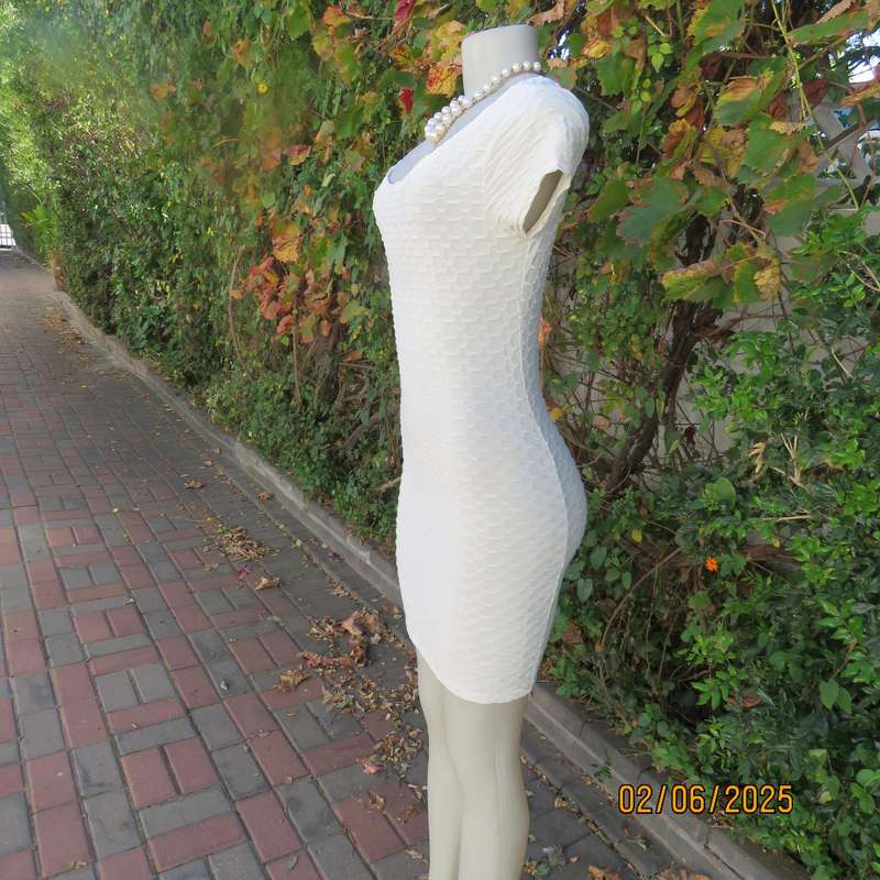 MISS L rich cream bodycon bubble stretch polyester dress. Capped sleeves. Size 34
