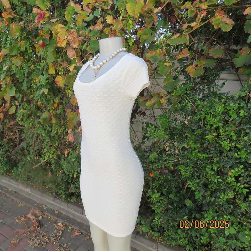 MISS L rich cream bodycon bubble stretch polyester dress. Capped sleeves. Size 34