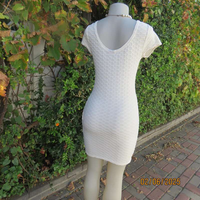 MISS L rich cream bodycon bubble stretch polyester dress. Capped sleeves. Size 34