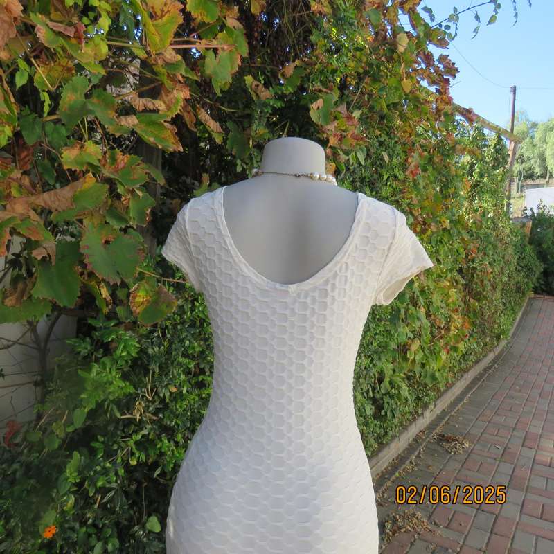 MISS L rich cream bodycon bubble stretch polyester dress. Capped sleeves. Size 34