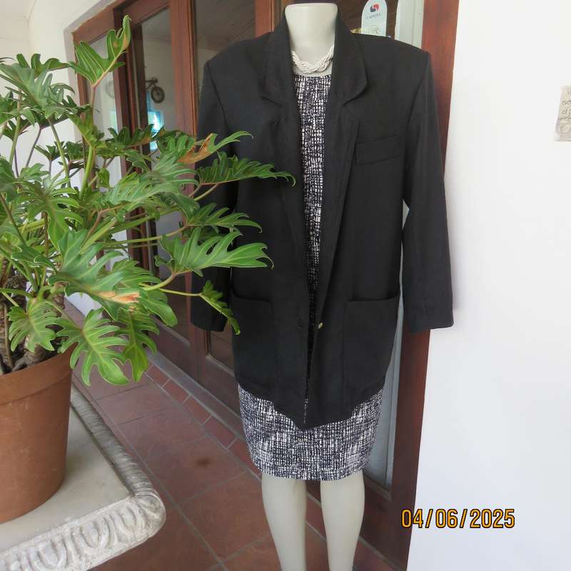 HABITS long sleeve jacket in textured polyester size 40. Large front pockets.