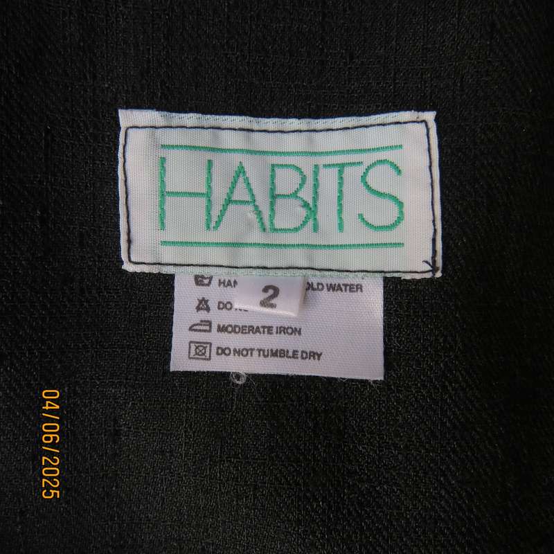 HABITS long sleeve jacket in textured polyester size 40. Large front pockets.