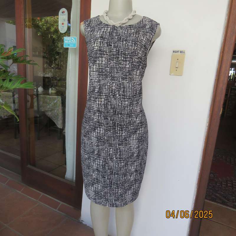 Black-white shift dress in stretch polyester. Graphic print. Slip over. Size 38 by MASSUMI