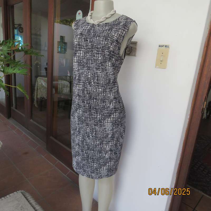 Black-white shift dress in stretch polyester. Graphic print. Slip over. Size 38 by MASSUMI