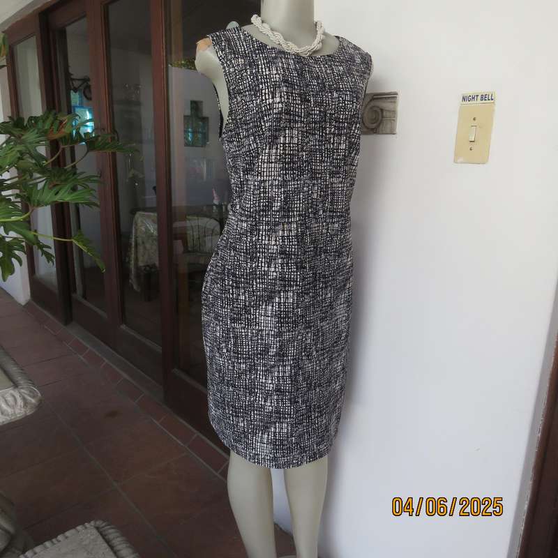 Black-white shift dress in stretch polyester. Graphic print. Slip over. Size 38 by MASSUMI