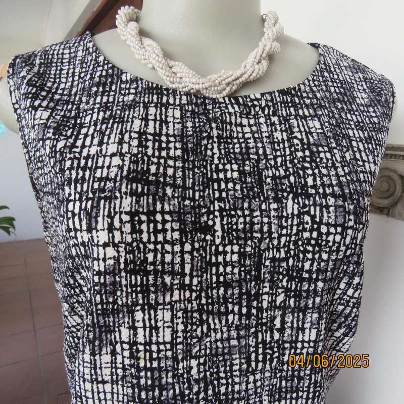 Black-white shift dress in stretch polyester. Graphic print. Slip over. Size 38 by MASSUMI