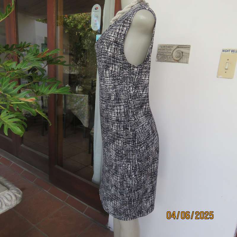 Black-white shift dress in stretch polyester. Graphic print. Slip over. Size 38 by MASSUMI