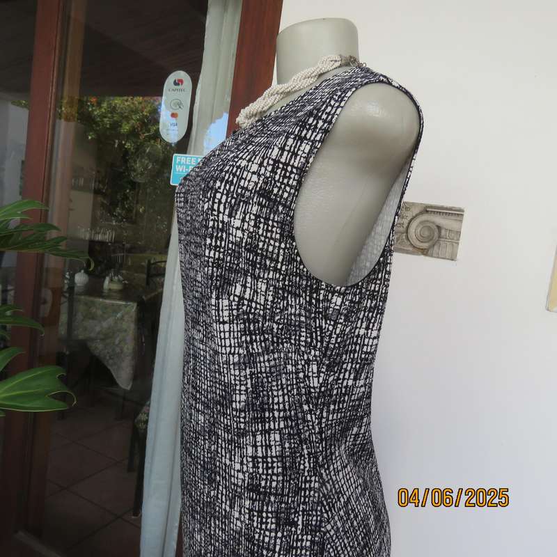 Black-white shift dress in stretch polyester. Graphic print. Slip over. Size 38 by MASSUMI
