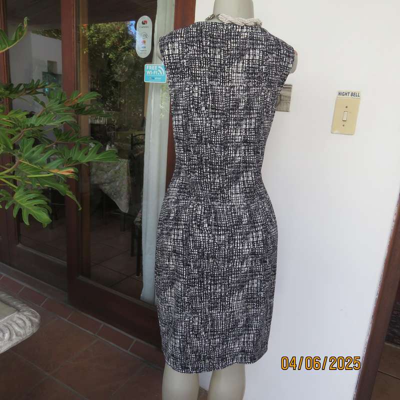 Black-white shift dress in stretch polyester. Graphic print. Slip over. Size 38 by MASSUMI