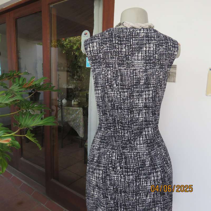Black-white shift dress in stretch polyester. Graphic print. Slip over. Size 38 by MASSUMI