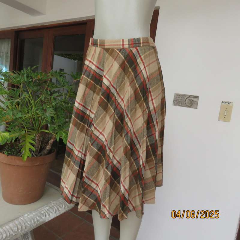 Vintage permanent pleated warm check autumn colour skirt size 34. As new
