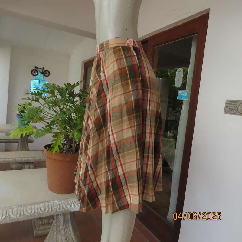 Vintage permanent pleated warm check autumn colour skirt size 34. As new