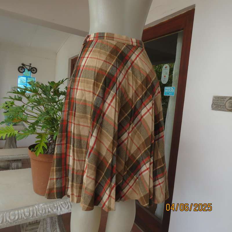 Vintage permanent pleated warm check autumn colour skirt size 34. As new