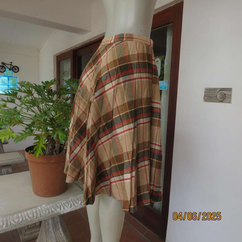 Vintage permanent pleated warm check autumn colour skirt size 34. As new