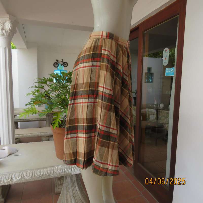 Vintage permanent pleated warm check autumn colour skirt size 34. As new
