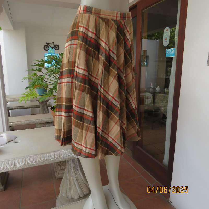 Vintage permanent pleated warm check autumn colour skirt size 34. As new