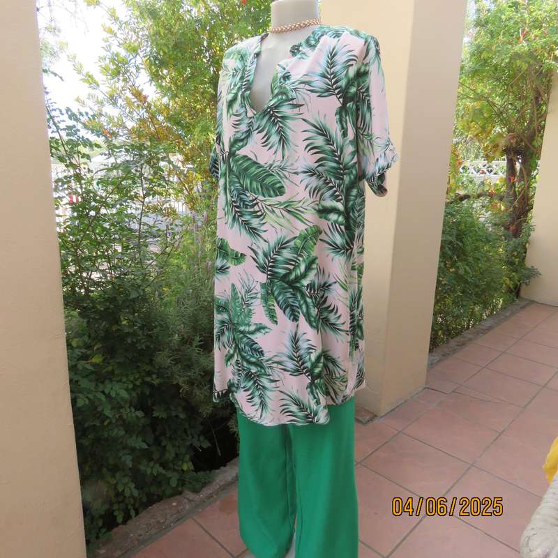 Cool long white top-short dress with green leaf pattern in viscose. Size 42-44