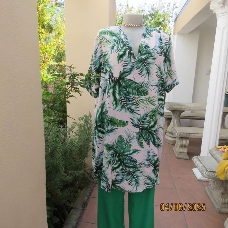Cool long white top-short dress with green leaf pattern in viscose. Size 42-44